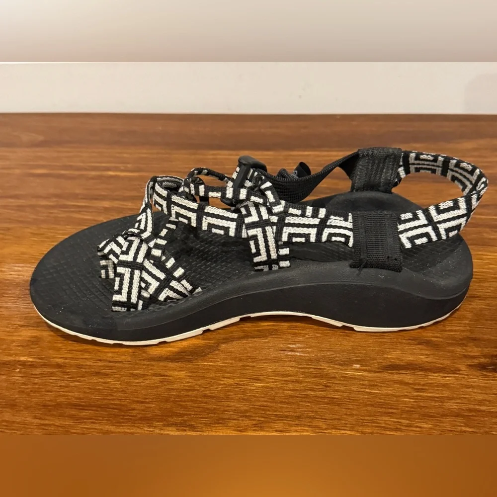 Chaco Sandals Size 6 Black White Pattern Adjustable Outdoor Hiking - Picture 4 of 11